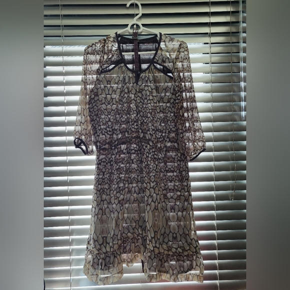 Dress / Blouse Over Denim - Picture 2 of 12